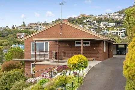 Lovely 2 Bed Home With Views Hobart 0*,