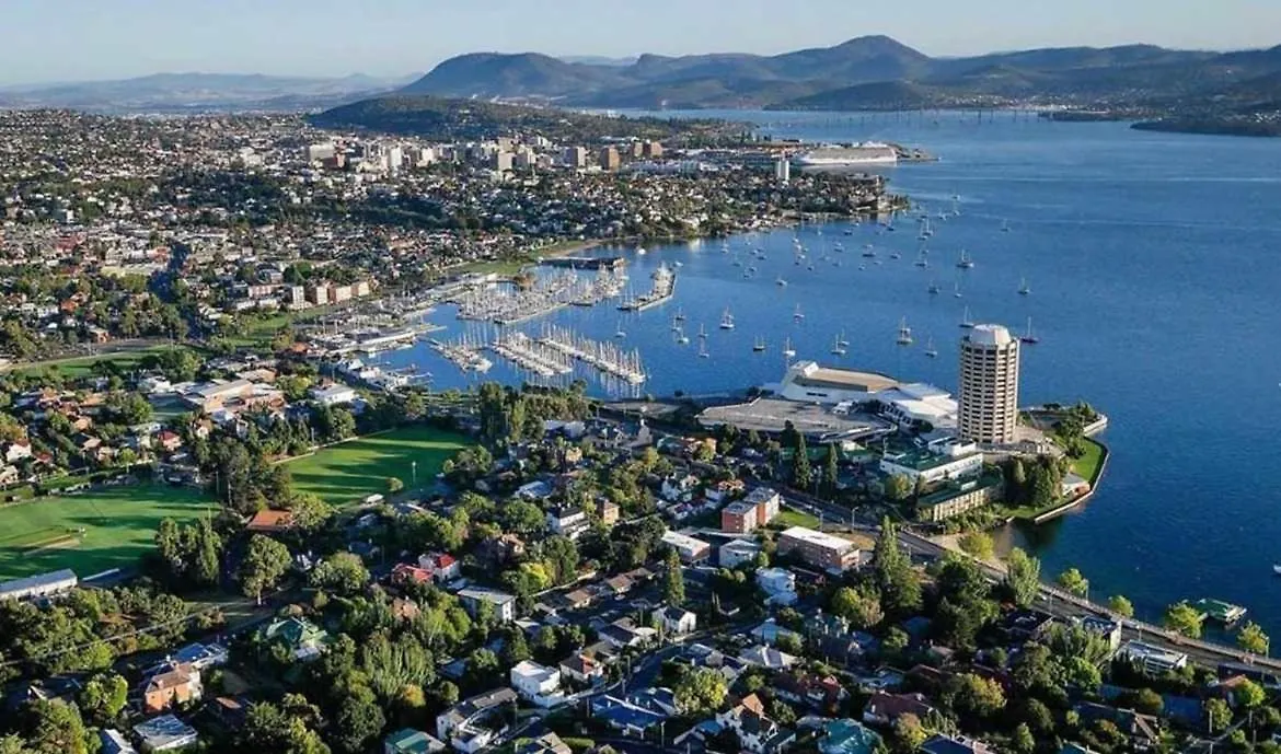 Lovely 2 Bed Home With Views Hobart