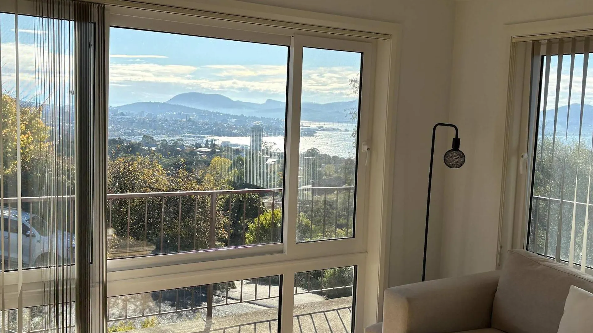Lovely 2 Bed Home With Views Hobart Holiday home